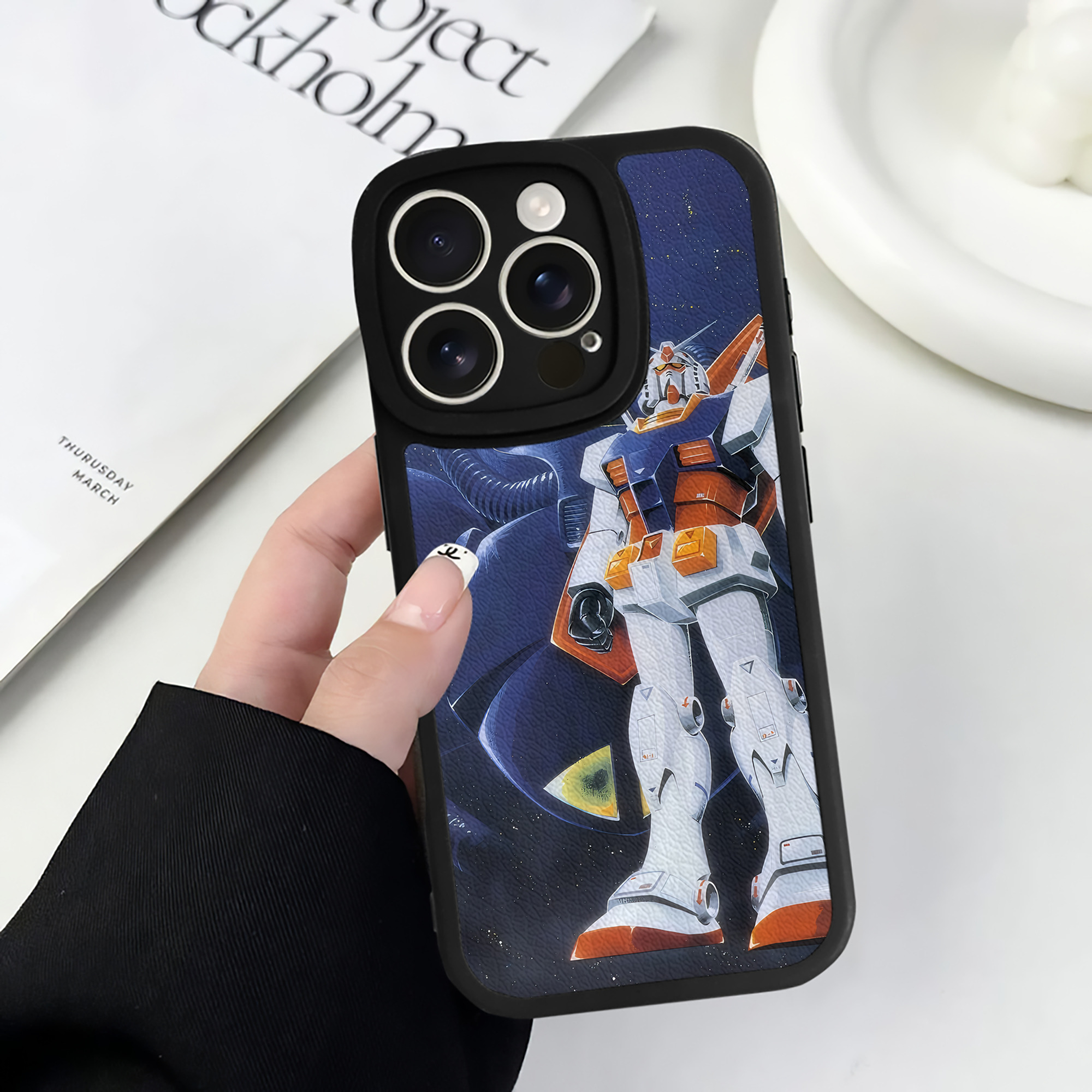 （画像用） 機動戦士ガンダム Mobile Suit Gundam 【iPhone 16シリーズ対応】シリコンスマホケース（レザー調） 材質：シリコン